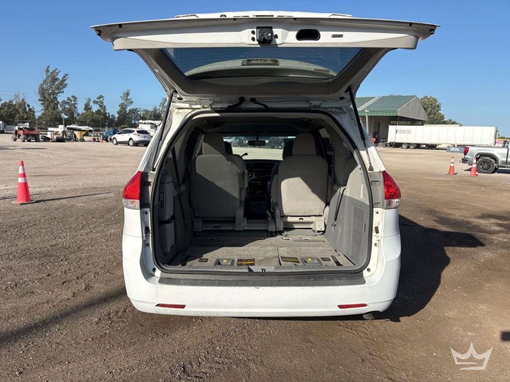 2013-toyota-sienna-image-21