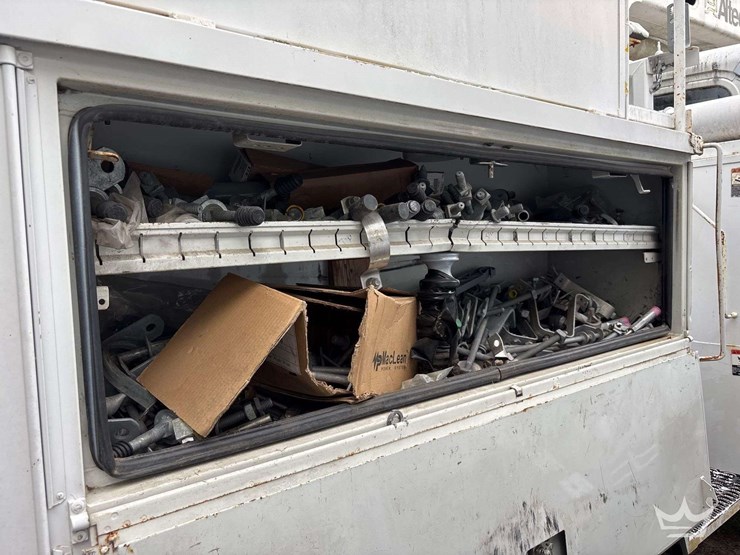 2010-freightliner-m2-106-image-24