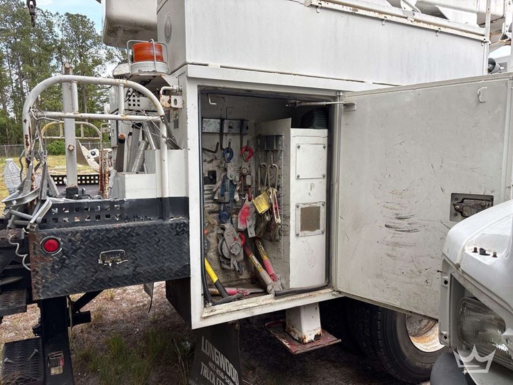 2010-freightliner-m2-106-image-23
