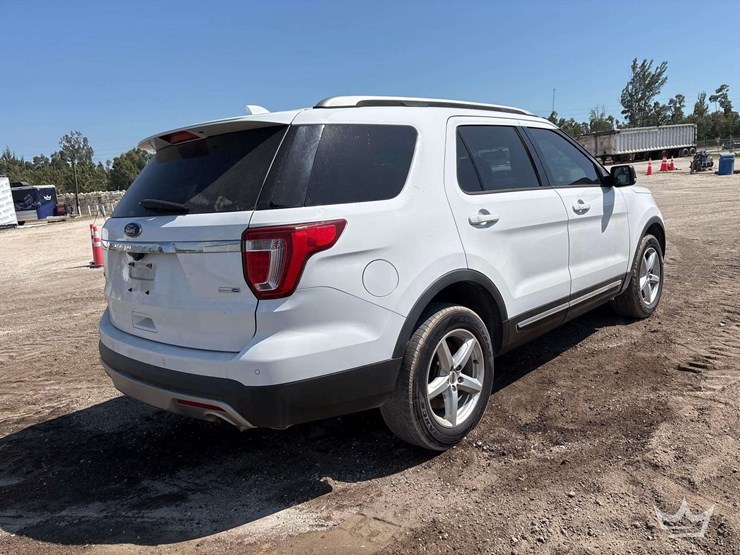 2017-ford-explorer-image-2