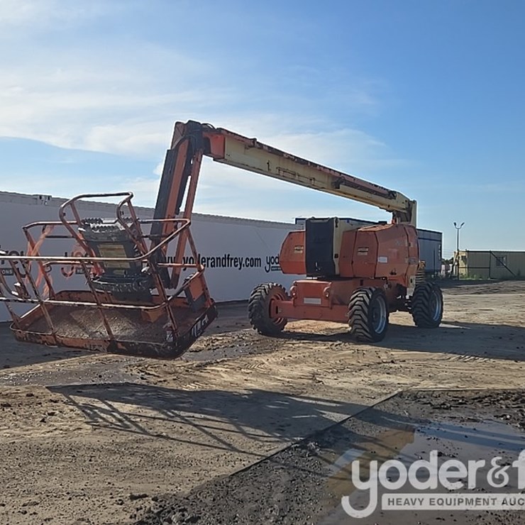 2017 JLG 800AJ