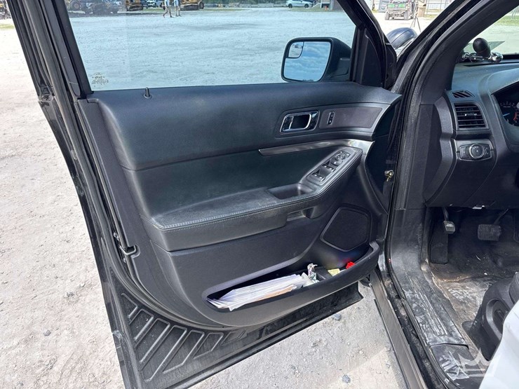 2017-ford-explorer-image-11
