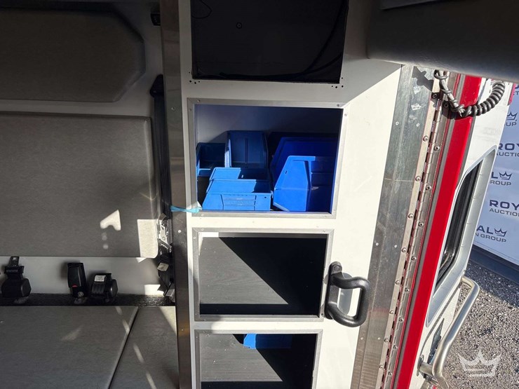 2015-freightliner-m2-106-image-35