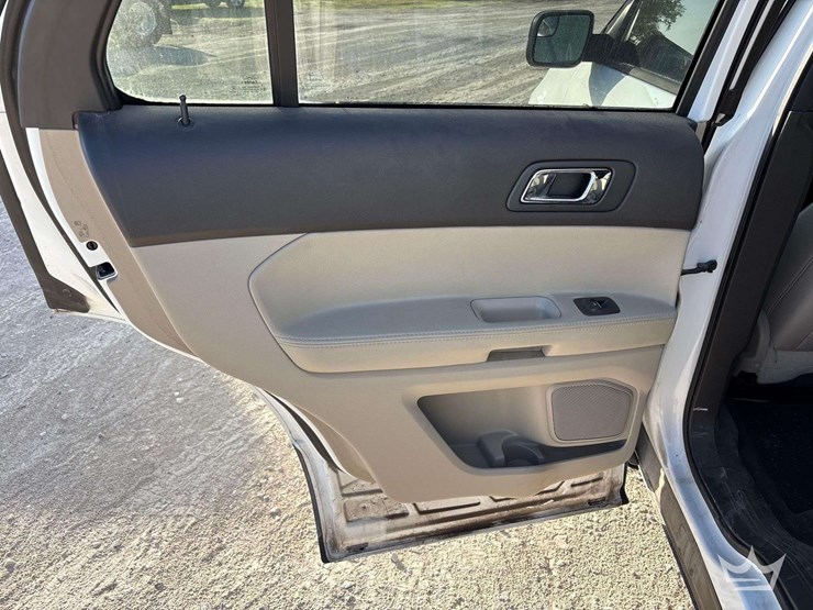 2015-ford-explorer-image-22