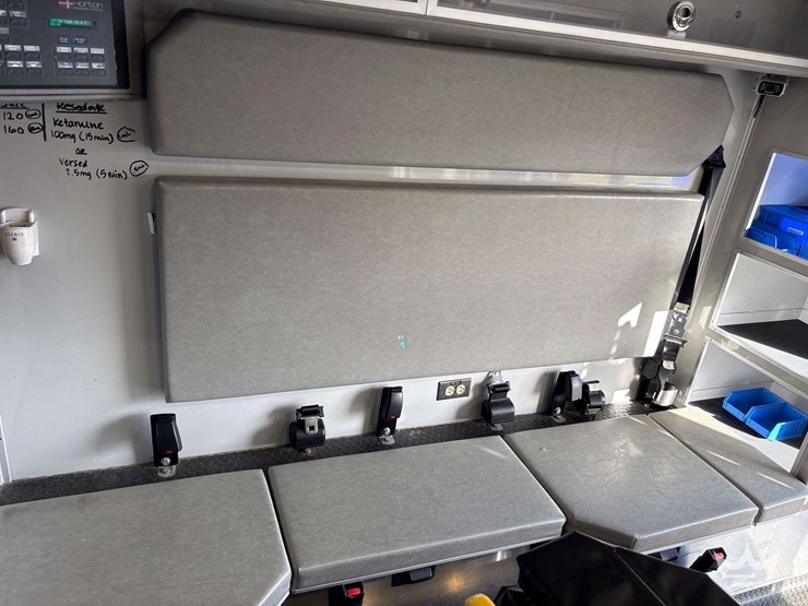 2015-freightliner-m2-106-image-40