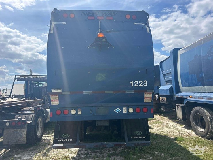 2017-peterbilt-320-image-19