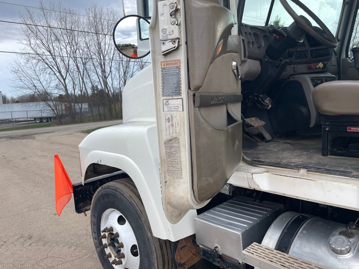 #4030-•-2005-mack-tractor-unit-18-image-74