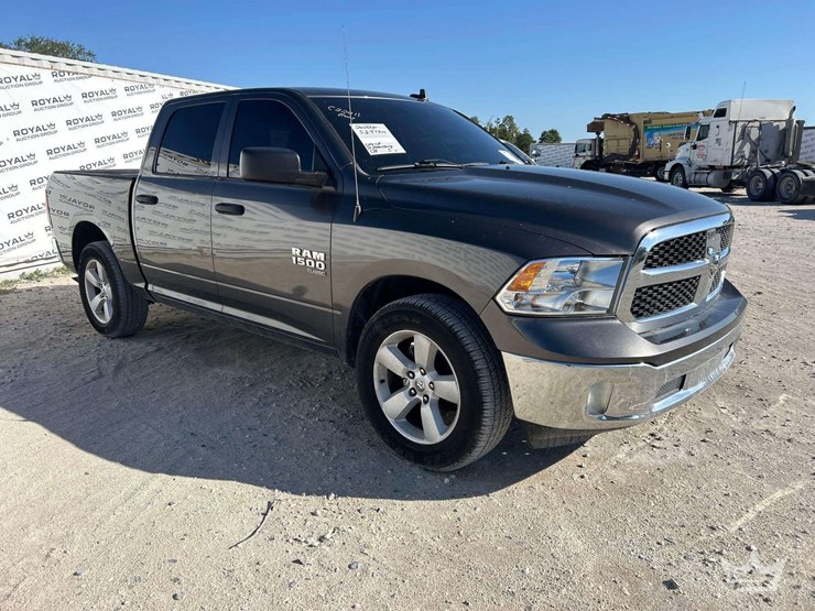2022-ram-1500-classic-image-2
