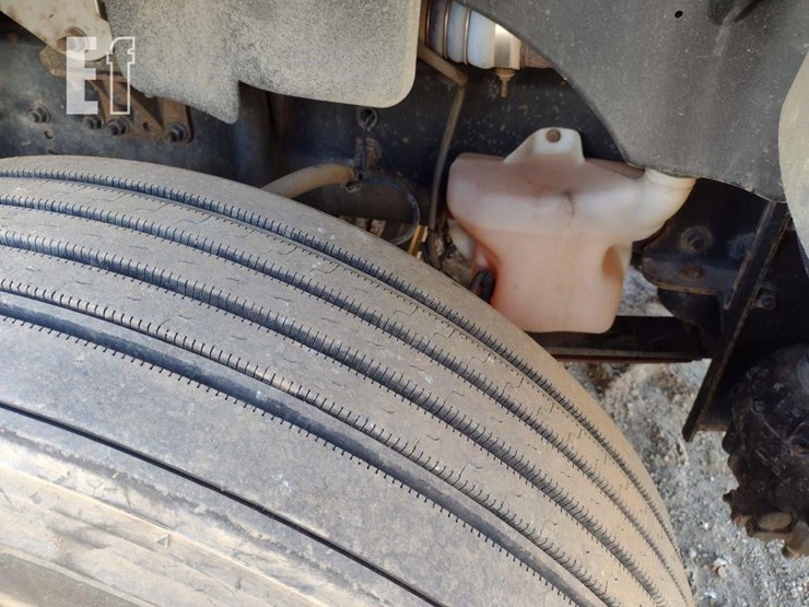 2015-freightliner-business-class-m2-106-image-28