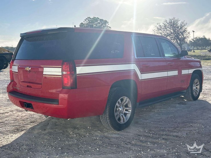 2016-chevrolet-suburban-image-3