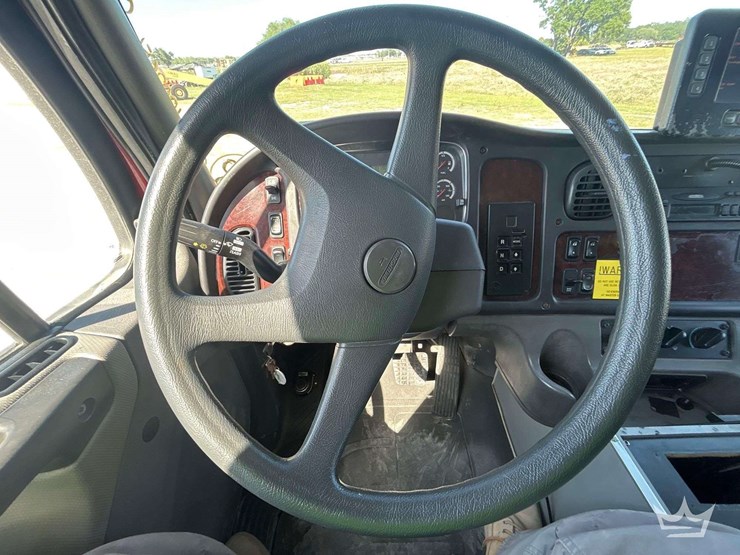 2005-freightliner-fld120-image-13