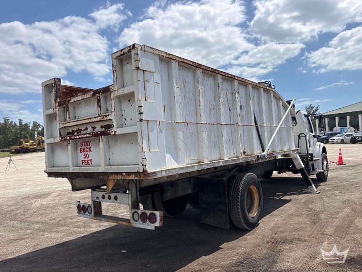 2015-freightliner-m2-106-image-37