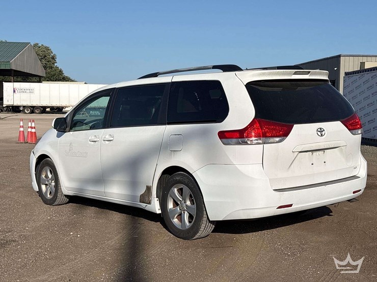 2013-toyota-sienna-image-3