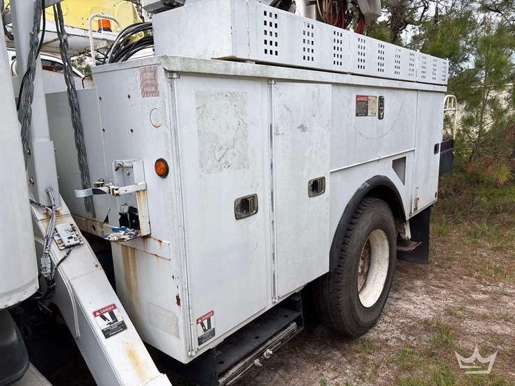 2010-freightliner-m2-106-image-27