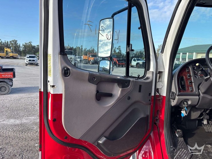 2015-freightliner-m2-106-image-15