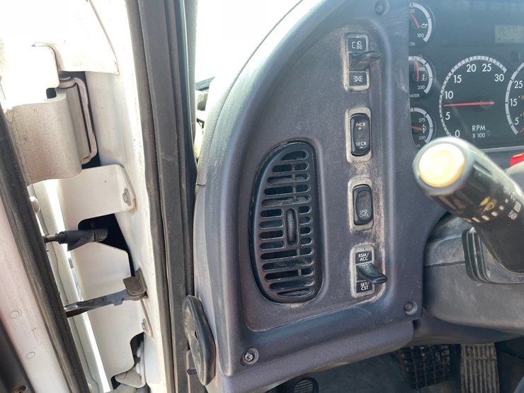 #4015-•-2004-freightliner-dump-truck-(has-wi-title)-image-101