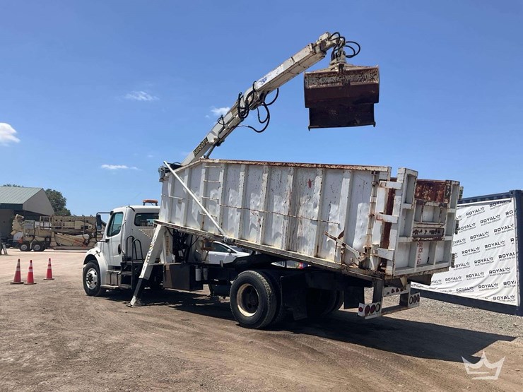2015-freightliner-m2-106-image-43
