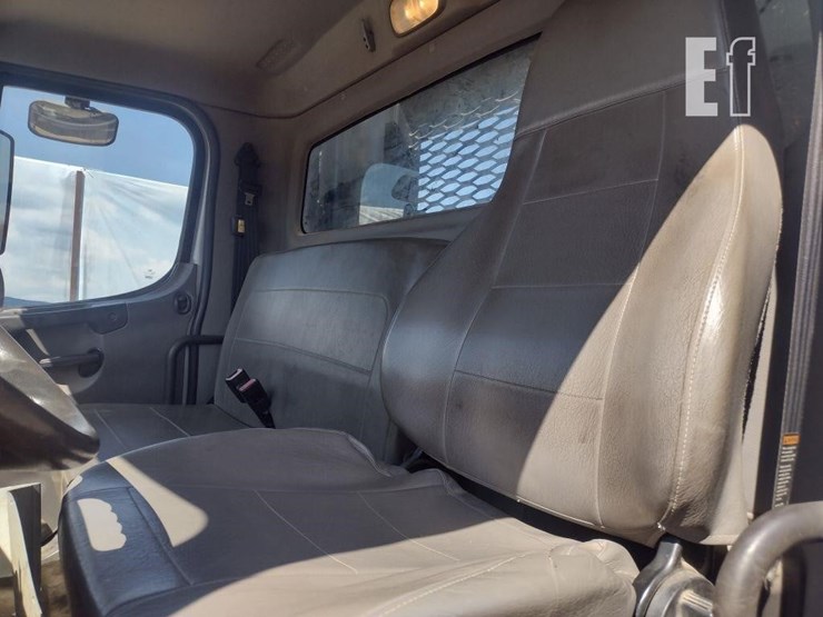 2015-freightliner-business-class-m2-106-image-11
