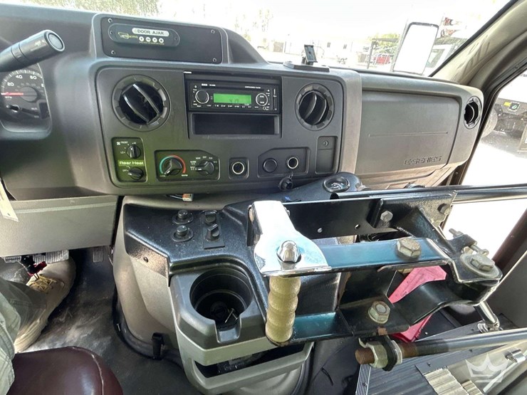 2015-ford-e450-image-17