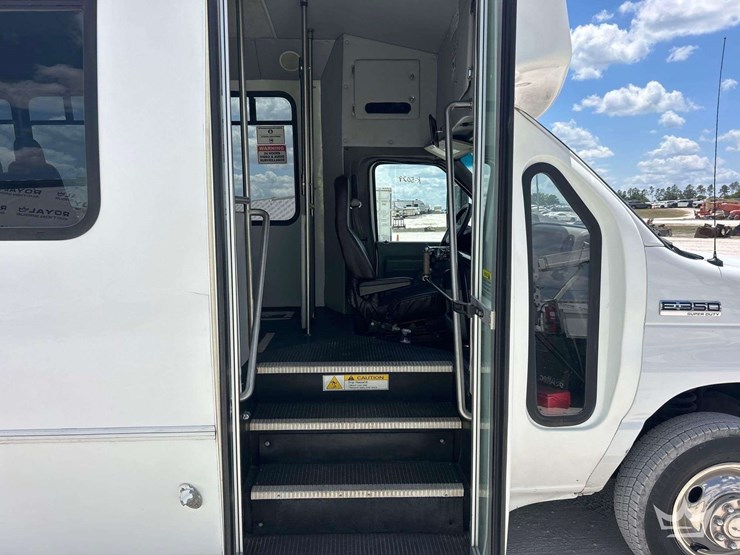 2015-ford-e450-image-20