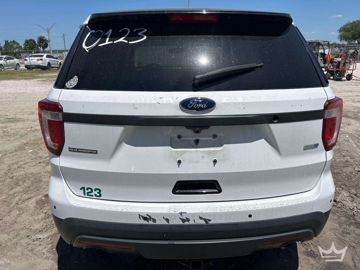 2016-ford-explorer-image-18