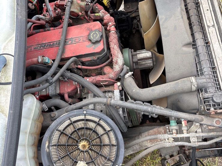 2010-freightliner-m2-106-image-33