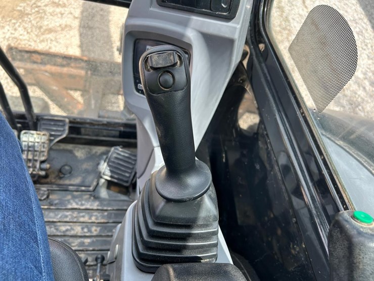 2019-kubota-kx040-4-image-23