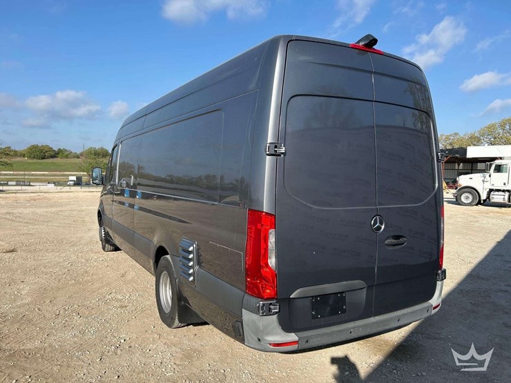 2021-mercedes-benz-sprinter-4500-image-3