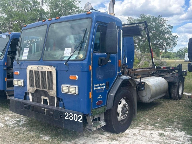 2015-peterbilt-320-image-1