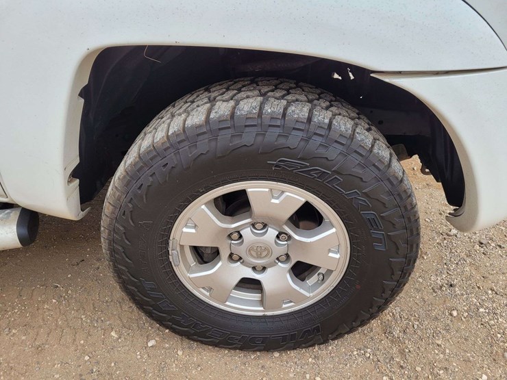 2010-toyota-tacoma-sr5-image-3