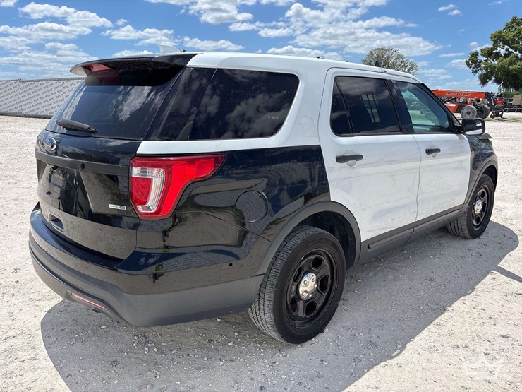 2017-ford-explorer-image-3