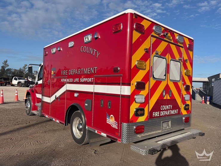 2015-freightliner-m2-106-image-4