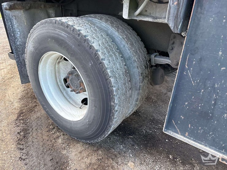 2007-freightliner-m2-106-image-43