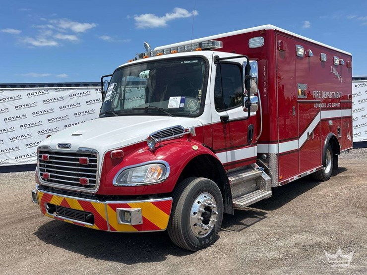 2015-freightliner-m2-106-image-1