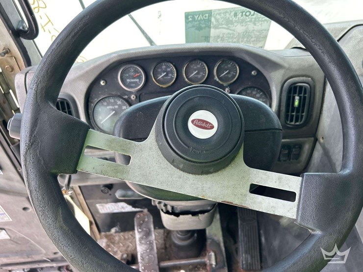 2015-peterbilt-320-image-11
