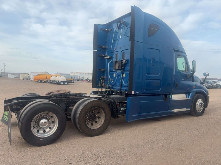 2015-freightliner-cascadia-125-image-3
