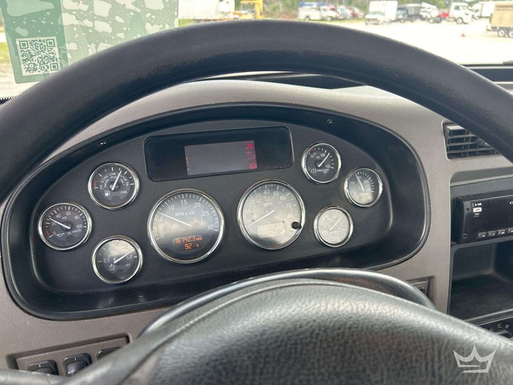 2016-peterbilt-348-image-12