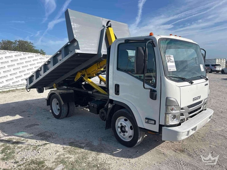 2023-isuzu-npr-image-22