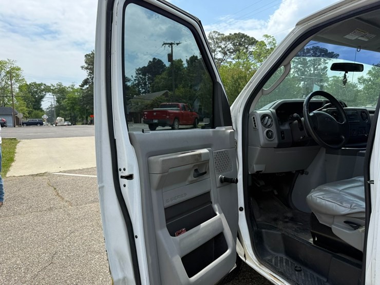 2011-ford-cargo-image-36