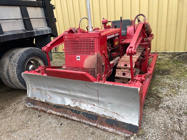 #4087-•-international-antique-dozer-image-2
