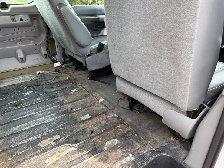 2011-ford-cargo-image-32