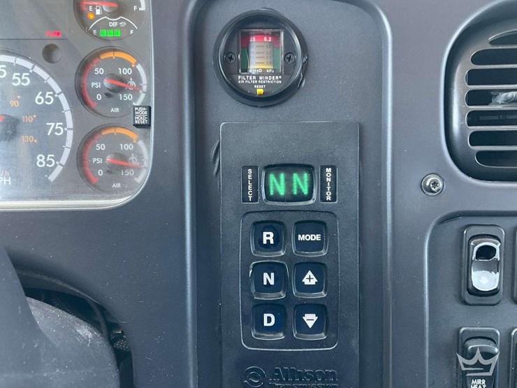 2016-freightliner-m2-106-image-17