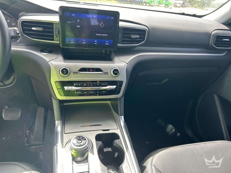 2023-ford-explorer-image-15