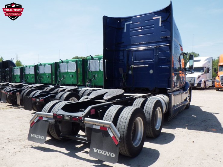 2022-volvo-vnl860-image-7