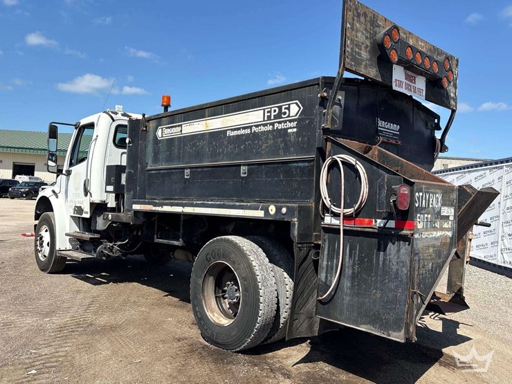 2007-freightliner-m2-106-image-4