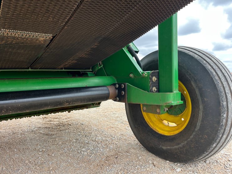 2009-john-deere-568-image-13