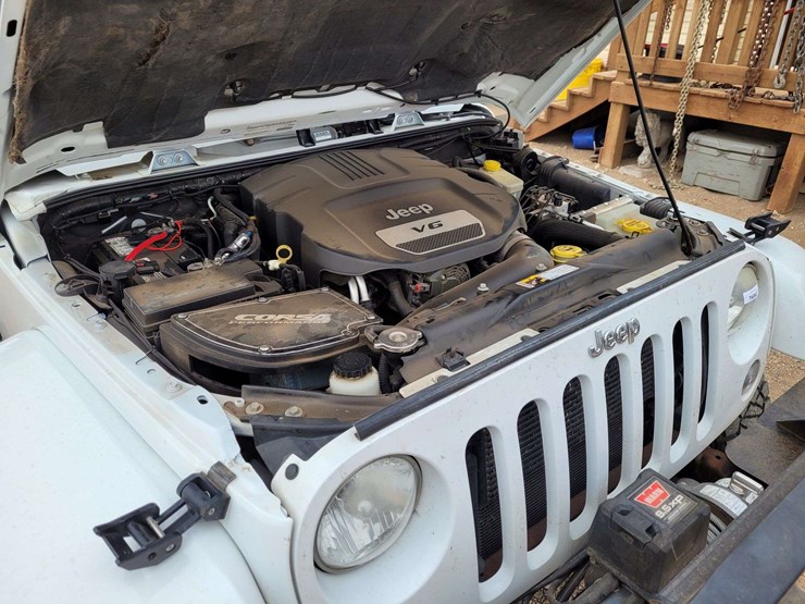 2014-jeep-wrangler-unlimited-sahara-image-24