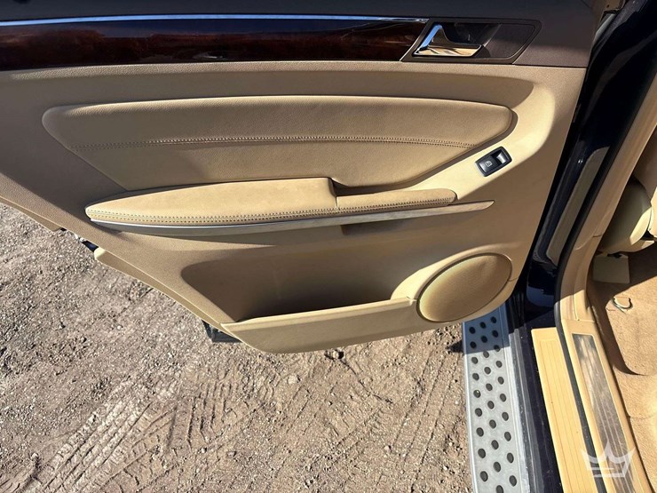 2012-mercedes-benz-gl450-image-21