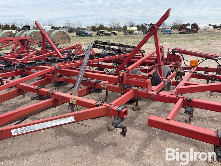 case-ih-4300-image-11