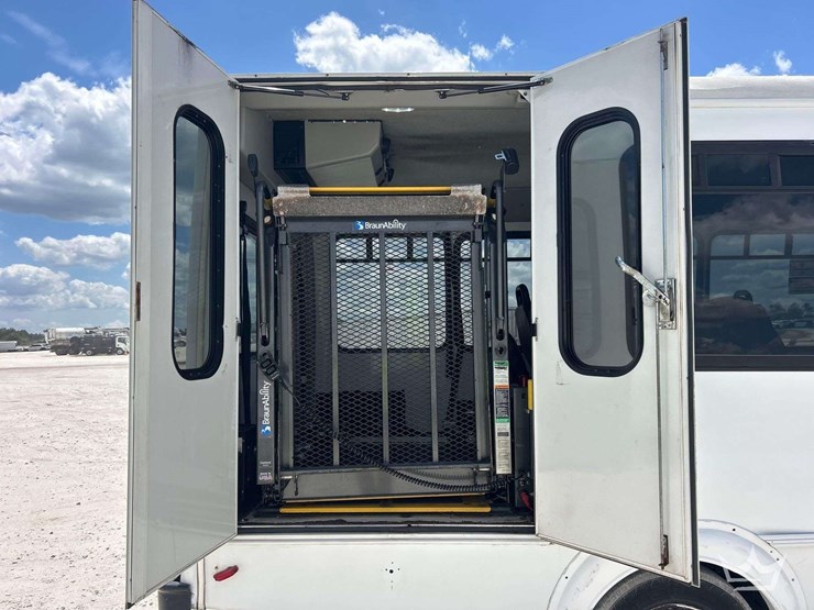 2015-ford-e450-image-25